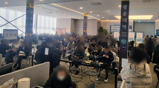 지난 28일 선착순 공급에 나선 '장위자이 레디언트' 견본주택에서 계약을 기다리는 인파.